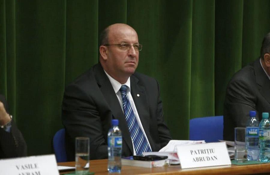 Patrițiu Abrudan a fost unul dintre tușierii de elită ai României la nivel internațional și a ocupat funcții de conducere în FRF și CCA la începutul anilor 2000. Foto: Arhiva GSP Atac total la adresa lui Vassaras: „Mi-a schimbat delegările la opt meciuri dintr-o etapă. Nu sunt o marionetă!” + Dezvăluiri despre Deaconu: „A promovat numai peste gard”