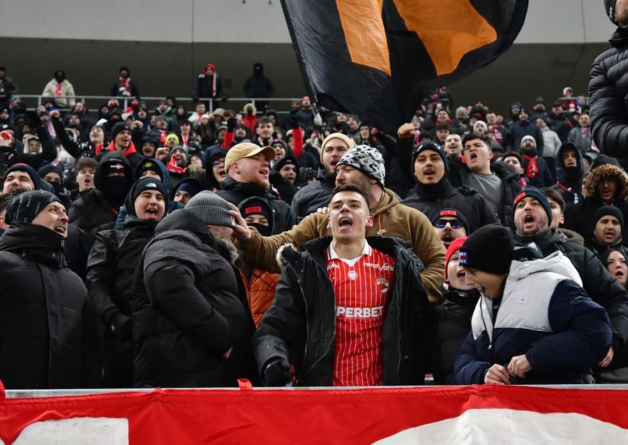 Cătălin Cîrjan, căpitanul lui Dinamo, în peluză pe finalul partidei cu U Cluj. Foto: Cristi Preda (GSP) Cătălin Cîrjan spune ce vor să audă fanii lui Dinamo: „Am plecat de la Rapid ca să ajung la echipa visurilor mele”