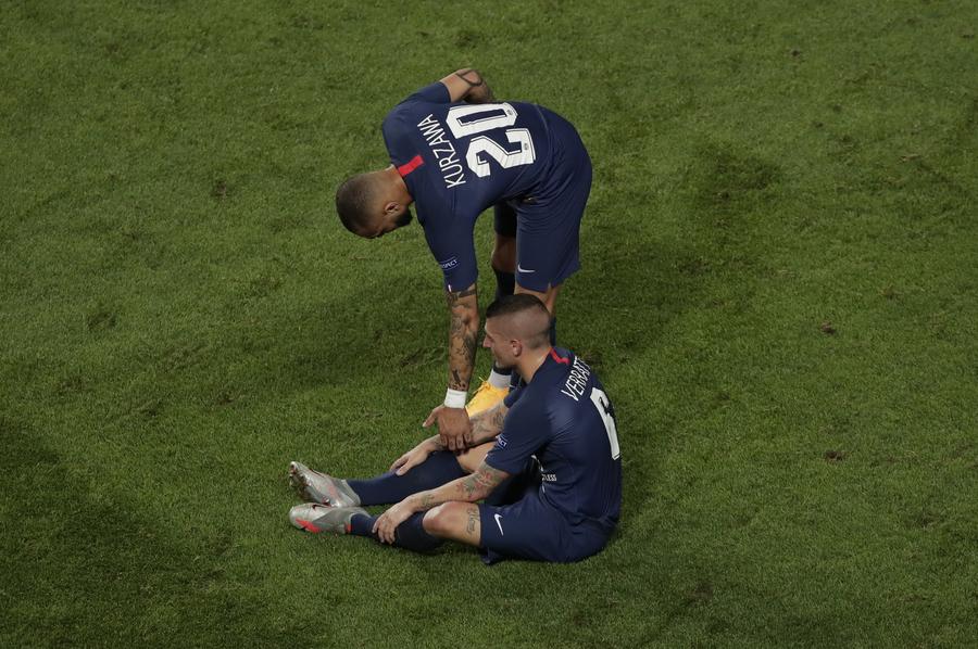 Layvin Kurzawa și Marco Veratti, după înfrângerea cu Bayern în finala UEFA Champions League // FOTO: Getty Images Cu cine a ajuns să negocieze fostul jucător de la PSG și naționala Franței » S-ar putea duela cu Cristiano Ronaldo