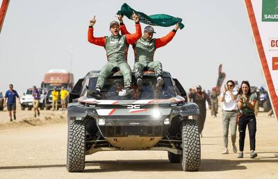 Cum arată interiorul Daciei care a scris istorie la Dakar » Butoane, cabluri, fibră de carbon și soluții „old-school”