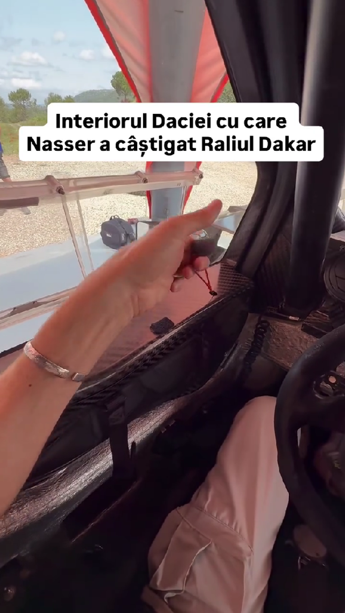 Cum arată interiorul Daciei care a scris istorie la Dakar » Butoane, cabluri, fibră de carbon și soluții „old-school”