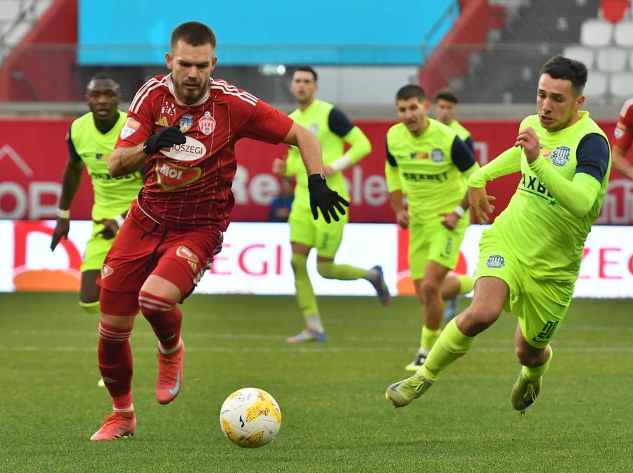 Denis Haruț în tricoul celor de la Sepsi. Foto: sportpictures.eu Soacra pune presiune și îi dă cele mai bune sfaturi » „Dublul” campion al României e gata de revenirea în Superligă: „Să fie totul bine!”