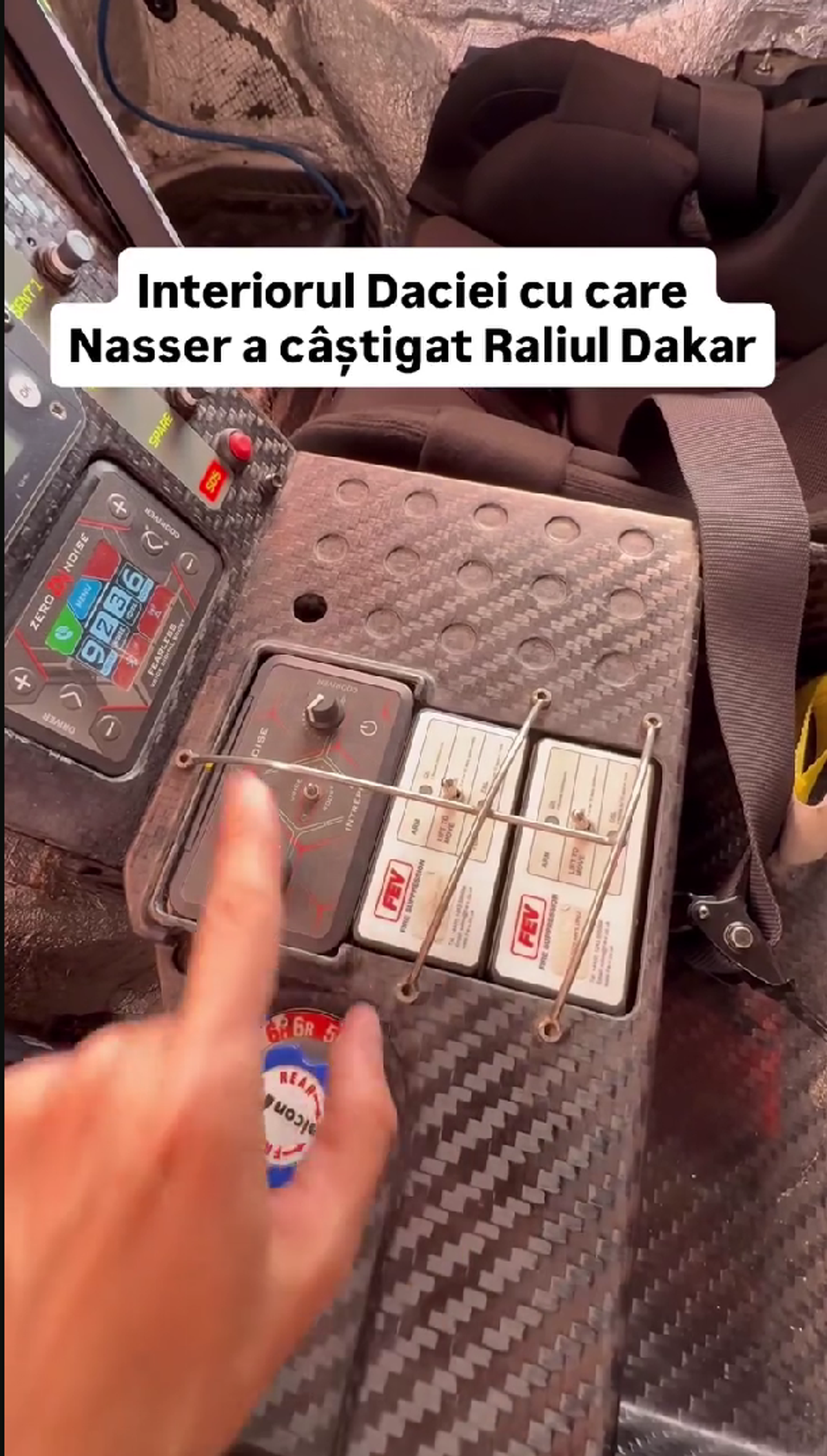 Cum arată interiorul Daciei care a scris istorie la Dakar » Butoane, cabluri, fibră de carbon și soluții „old-school”