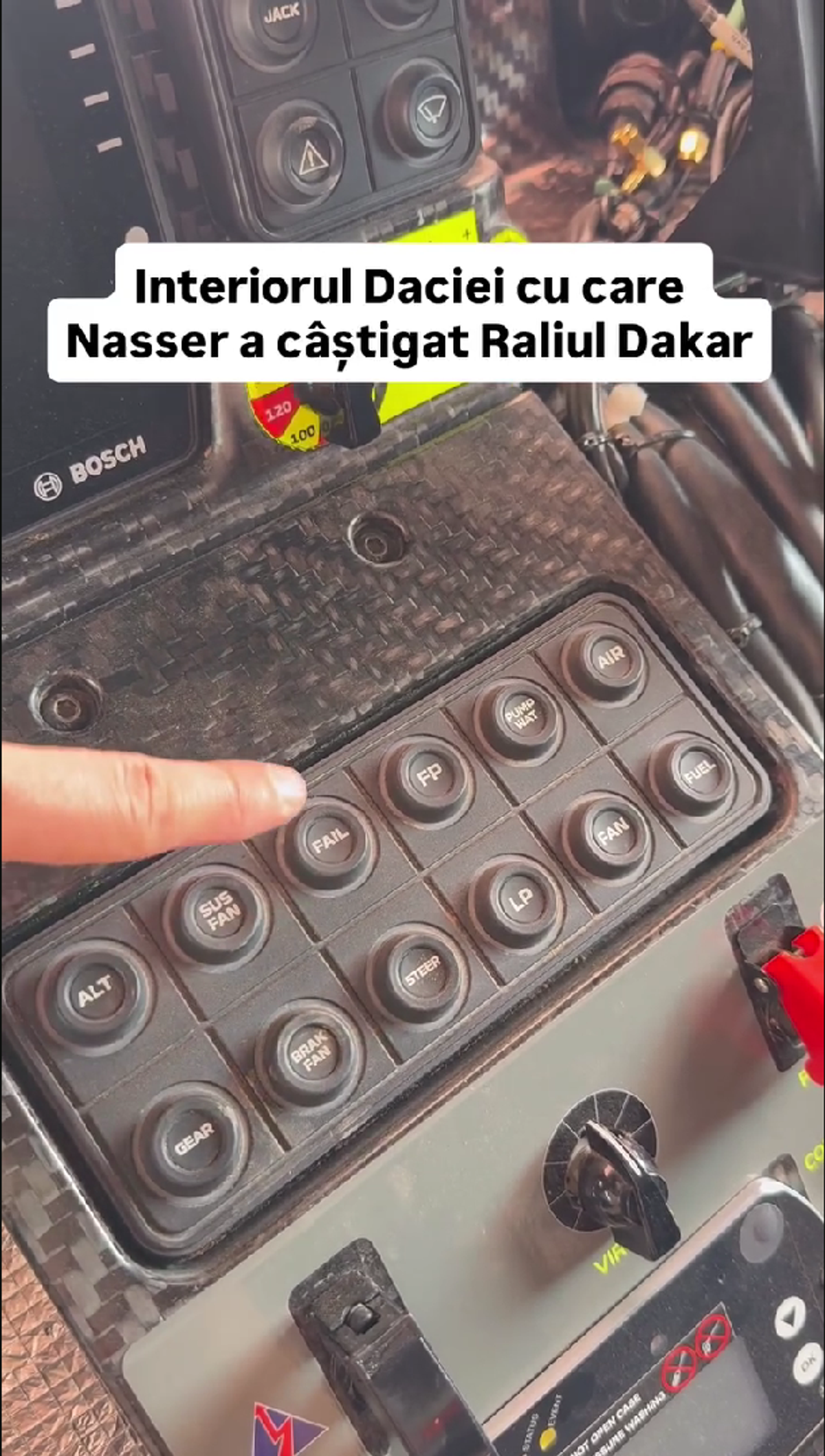 Cum arată interiorul Daciei care a scris istorie la Dakar » Butoane, cabluri, fibră de carbon și soluții „old-school”