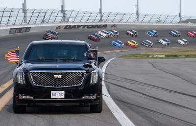 FOTO + VIDEO Donald Trump a dat o tură cu „The Beast” la NASCAR