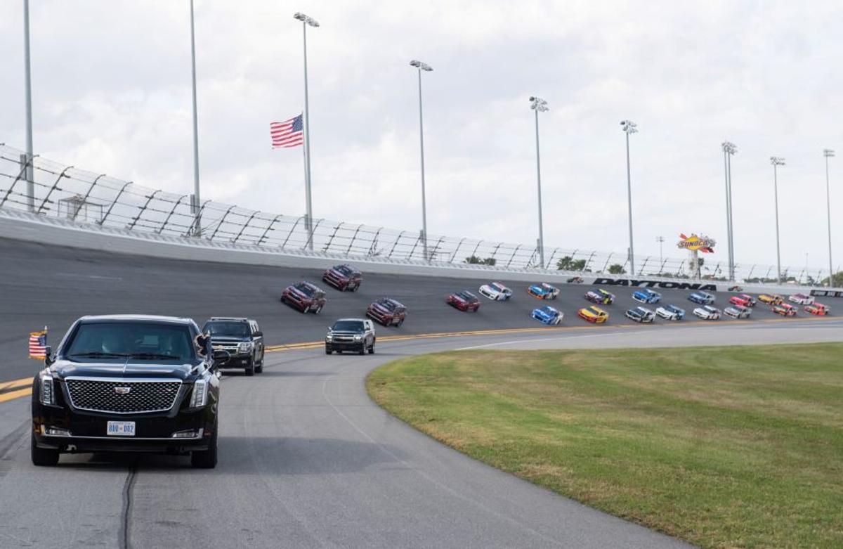 GALERIE FOTO Donald Trump a dat o tură cu „The Beast” la NASCAR