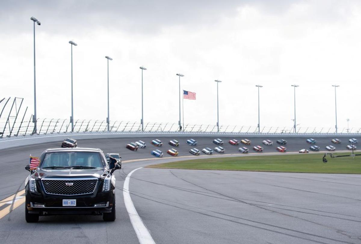 GALERIE FOTO Donald Trump a dat o tură cu „The Beast” la NASCAR