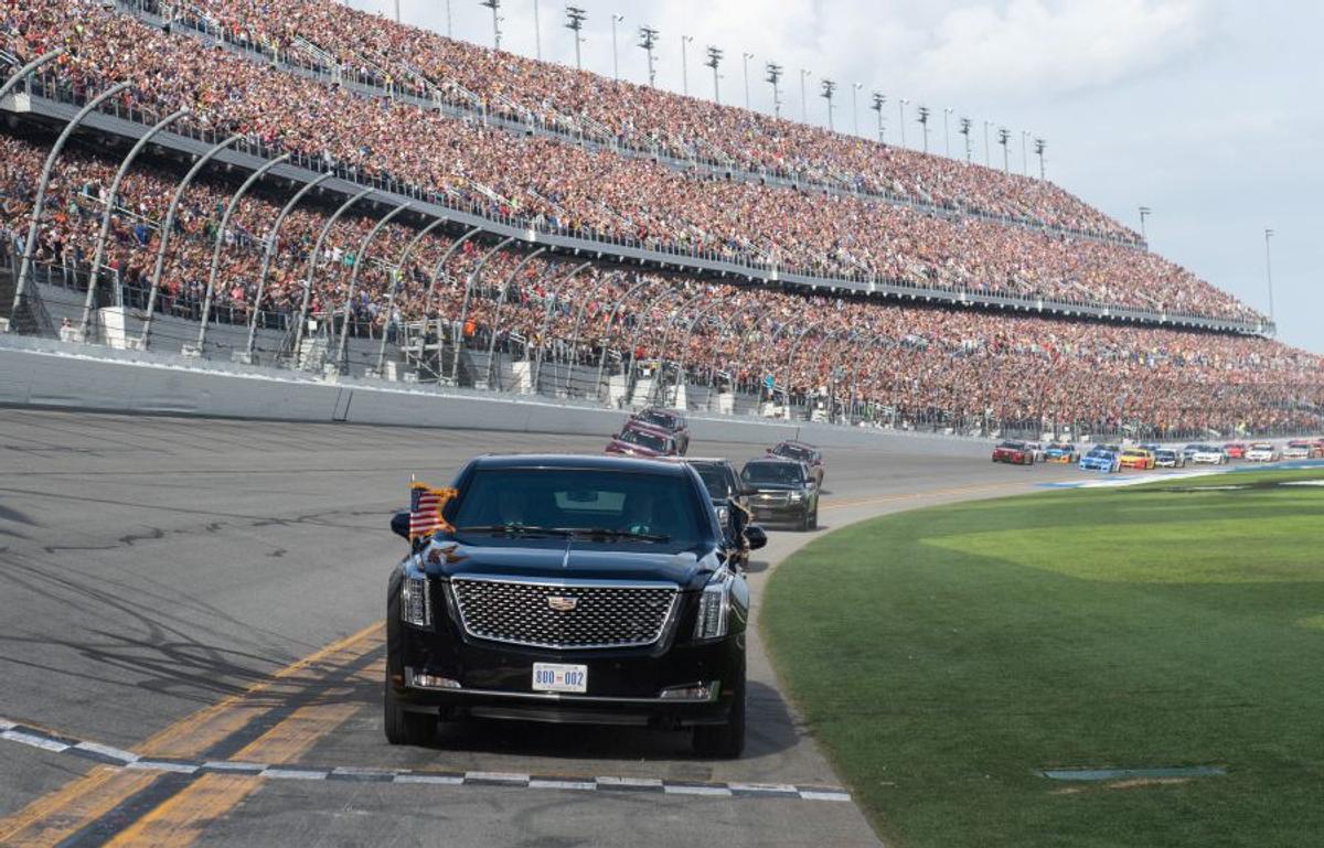 FOTO + VIDEO Donald Trump a dat o tură cu „The Beast” la NASCAR