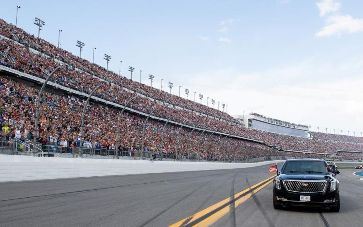 GALERIE FOTO Donald Trump a dat o tură cu „The Beast” la NASCAR