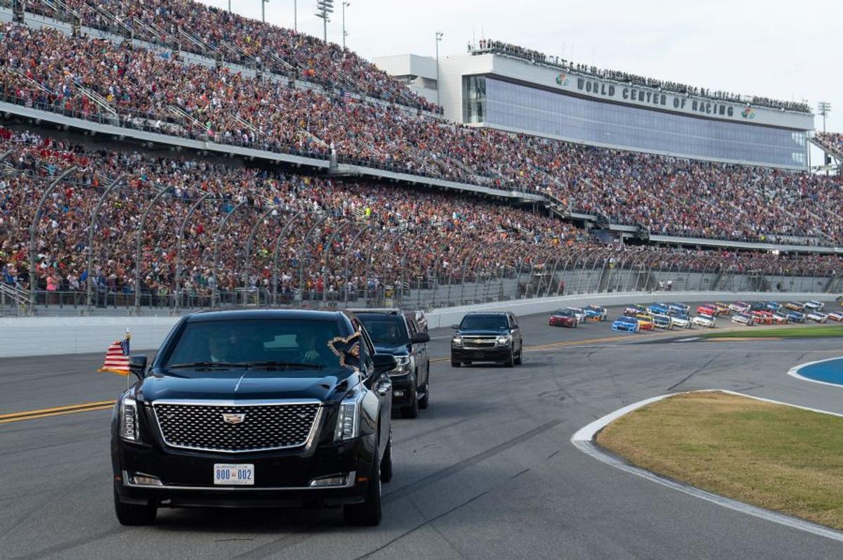 GALERIE FOTO Donald Trump a dat o tură cu „The Beast” la NASCAR