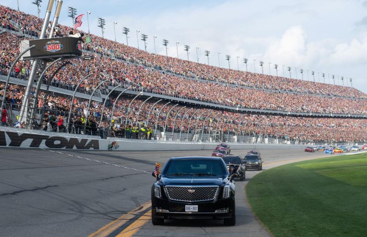 FOTO + VIDEO Donald Trump a dat o tură cu „The Beast” la NASCAR