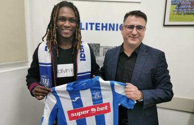 OFICIAL Habib Habibou a semnat cu Poli Iași! Detaliile contractului + atacantul a apărut la prezentare ca Bob Marley