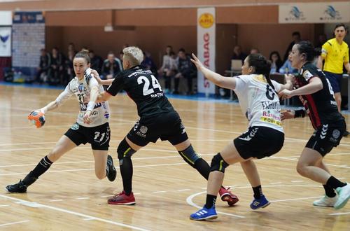Kristina Liscevici (la minge) a fost MVP-ul partidei de la Bistrița FOTO ImagePlus
