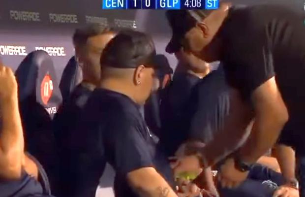 VIDEO Moment ciudat cu Diego Maradona pe bancă! A primit un pliculeț, iar colaboratorii l-au ascuns de camere