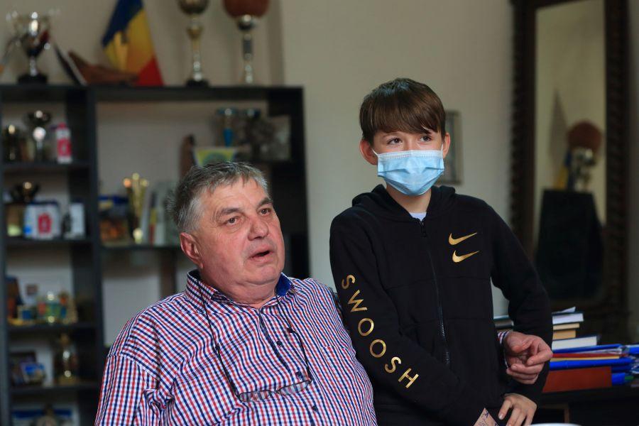Directorul Constantin Gherghe, alături de fratele lui Octavian Popescu VIDEO, FOTO „Tavi, tataia Ionel te iubește!” » Reportaj GSP în satul natal al lui Octavian Popescu, perla FCSB crescută din grâu și porumb: „Pff, nu mai pot, îmi vine să plâng”
