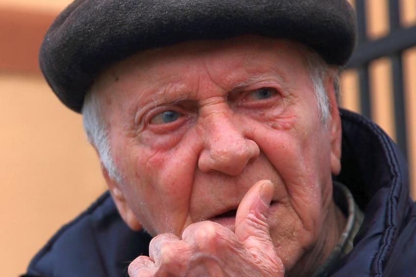 Bunicul lui Octavian Popescu speră  să-și poată vedea nepotul de pe stadion. FOTO: Ionuț  Iordache