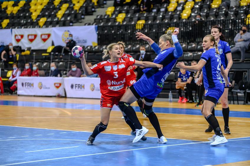 Iulia Curea (38 de ani) a condus-o astăzi pe CSM București, la victoria 27-22 cu rivala SCM Rm. Vâlcea.