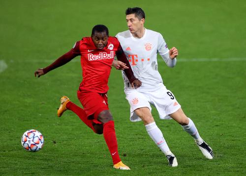 Mohamed Camara, în duel cu Robert Lewandowski