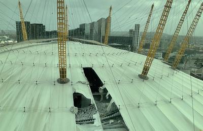 Furtună devastatoare în Marea Britanie » Acoperișul unui stadion uriaș din Londra a fost distrus