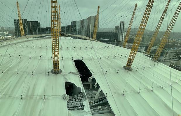 Furtună devastatoare în Marea Britanie » Acoperișul unui stadion uriaș din Londra a fost distrus