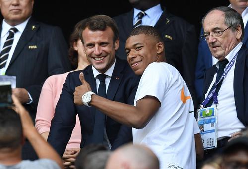 Emanuel Macron și Kylian Mbappe/ foto: Imago
