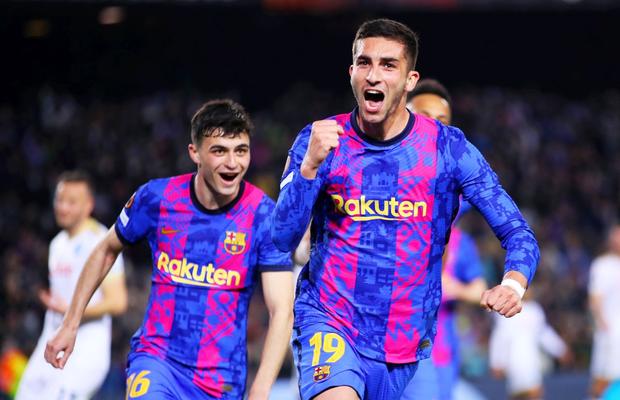 Situație bizară în Barcelona - Napoli » A purtat un tricou diferit față de coechipieri