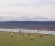 Doi copii s-au urcat pe gardul din spatele porții și încurajează Dinamo de acolo FOTO: Cătălin Stroia