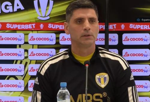 Farul a învins-o pe Petrolul, scor 2-0, în runda cu numărul 26 din Liga 1. Florin Pîrvu, antrenorul „lupilor galbeni”, a început declarațiile felicitându-și adversarii.