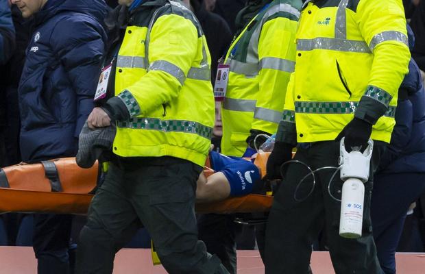Momente delicate pe Stamford Bridge » Căpitanul lui Chelsea a avut nevoie de mască de oxigen