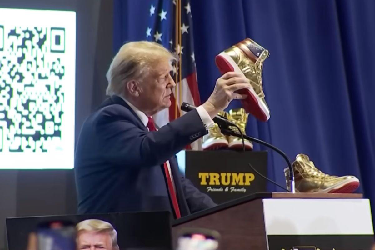 Donald Trump a lansat o linie de încălţăminte sport