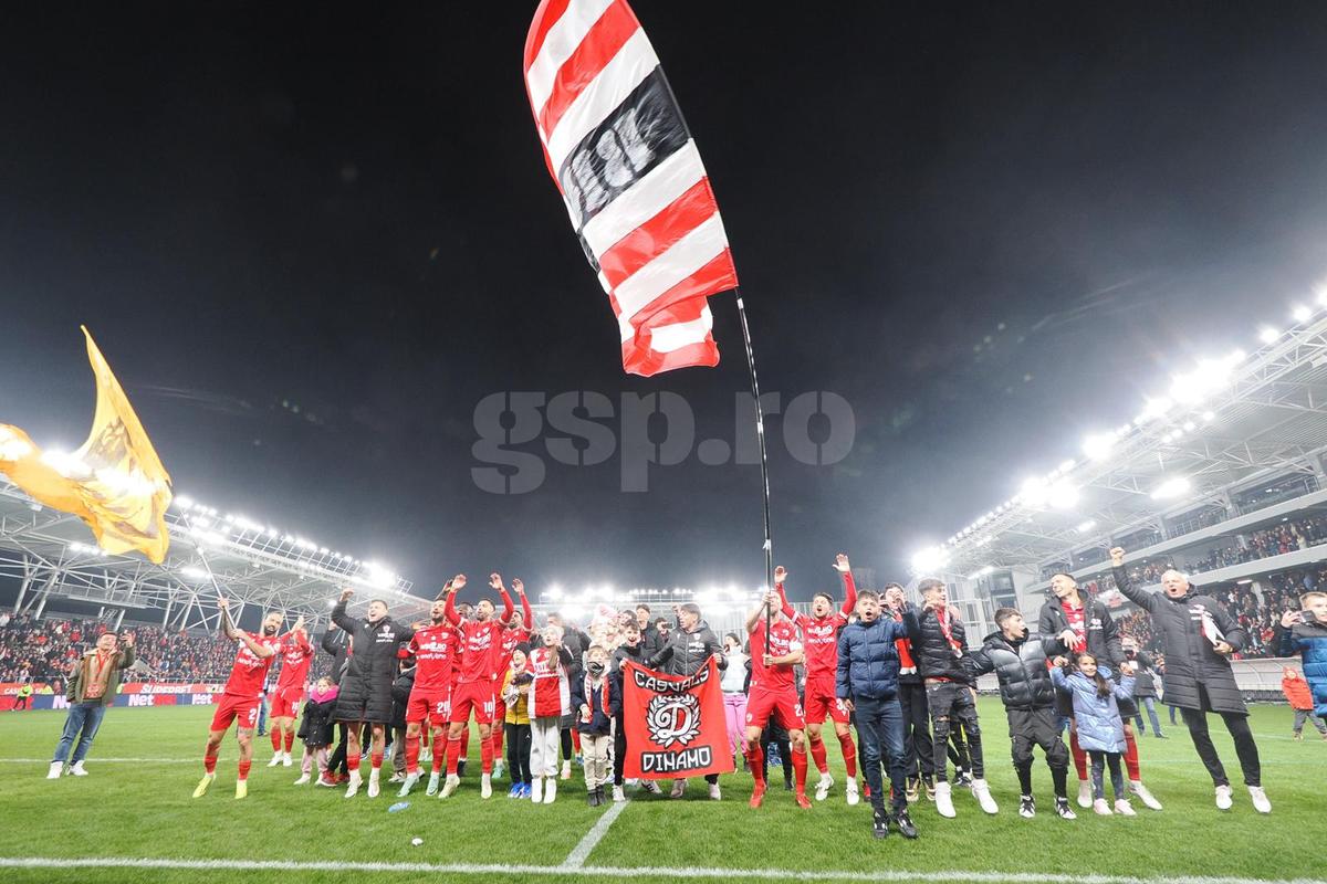 Cu steaguri uriașe pe gazon, în fața PCH » Imagini surprinse imediat după Dinamo - Oțelul