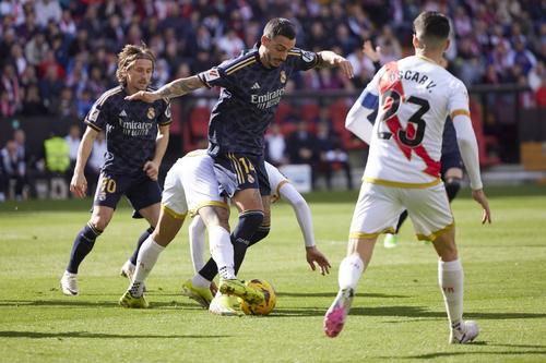 Joselu, autorul primului gol al partidei, în duel cu apărătorii lui Rayo