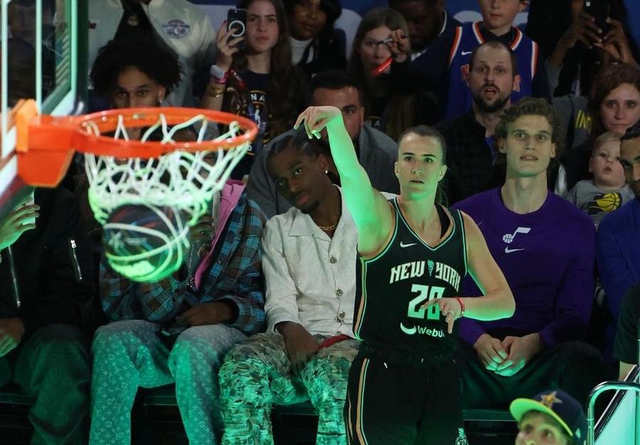 Sabrina Ionescu Foto: NBA Carmen Tocală, interviu-eveniment „La feminin”: „Dacă baschetbalistele din România ar lucra vara ca ospătărițe la terasă, ar câștiga mai mult decât din sport!”