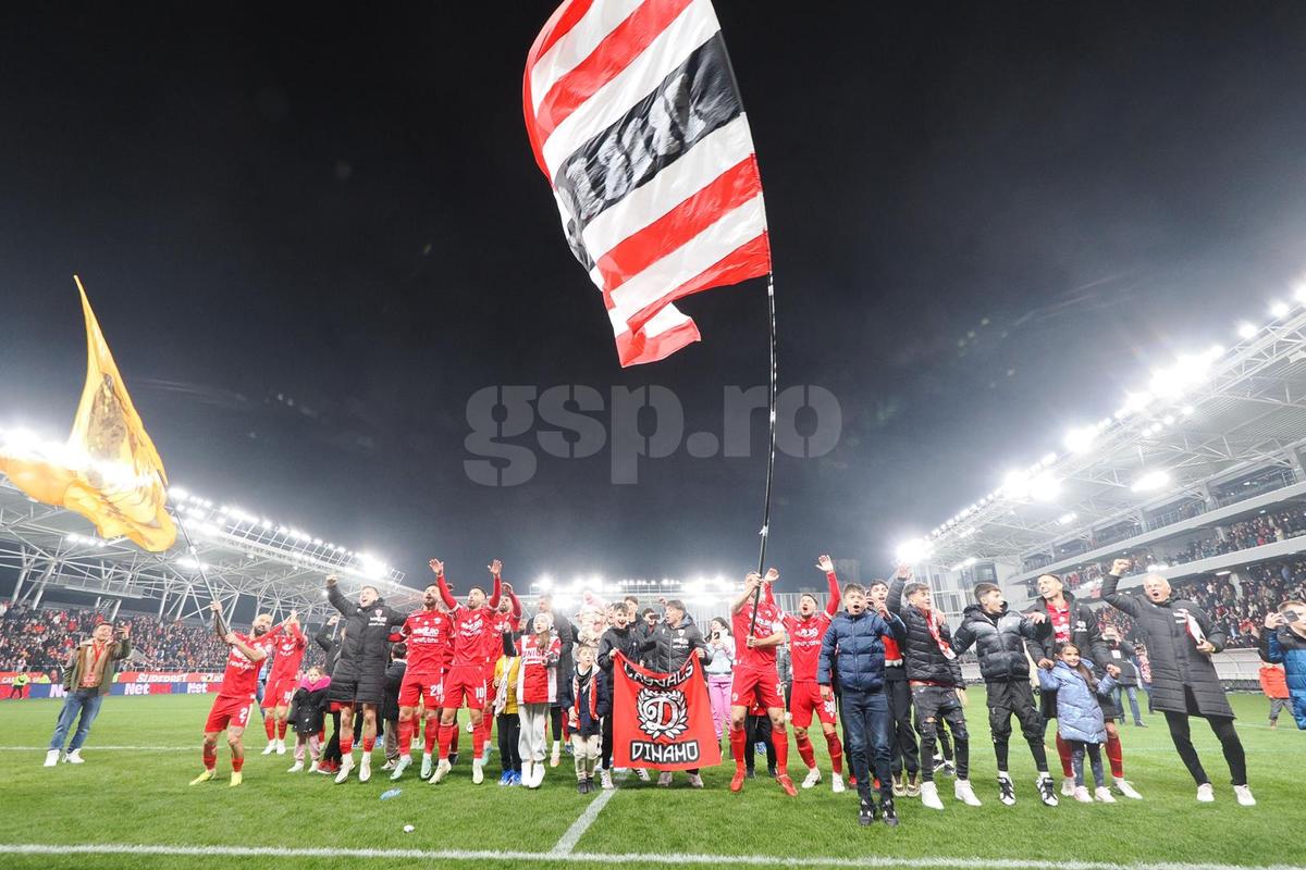 Jucătorii lui Dinamo au sărbătorit cu fanii victoria cu Oțelul