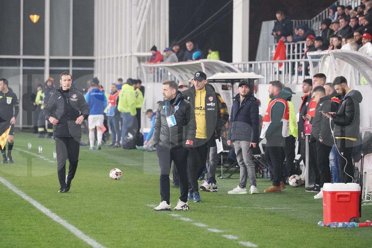 Ce nu s-a văzut la TV la Dinamo - Oțelul 3-1: surprins în ofsaid la „oficială” de fotoreporterul GSP