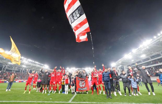 Cu steaguri uriașe pe gazon, în fața PCH » Imagini surprinse imediat după Dinamo - Oțelul