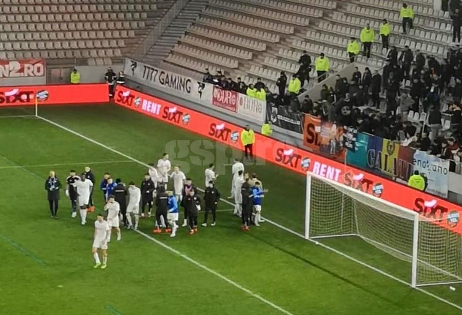 A existat încordare între suporteri și jucătorii Oțelului după 1-3 cu Dinamo Familia Lucescu sponsor, au simțit bine + Ultrașii le-au făcut morală după meci » 7 știri-blitz de la Dinamo - Oțelul