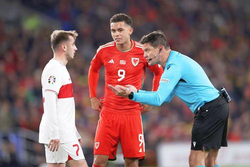 Matej Jug, conducând un Țara Galilor - Turcia în preliminariile Euro 2024 // foto: Guliver/gettyimages