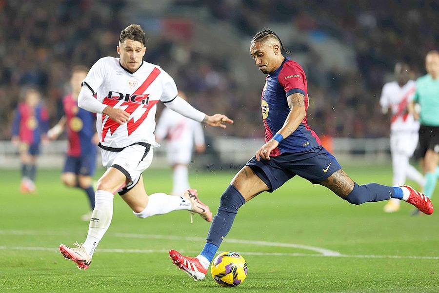 Andrei Rațiu, în duel cu Raphinha // foto: Imago Images Robert Pires, campion mondial și „invincibil” cu Arsenal, a numit cele 5 extreme favorite din fotbal: „Nu înțeleg cum e capabil de așa ceva!”
