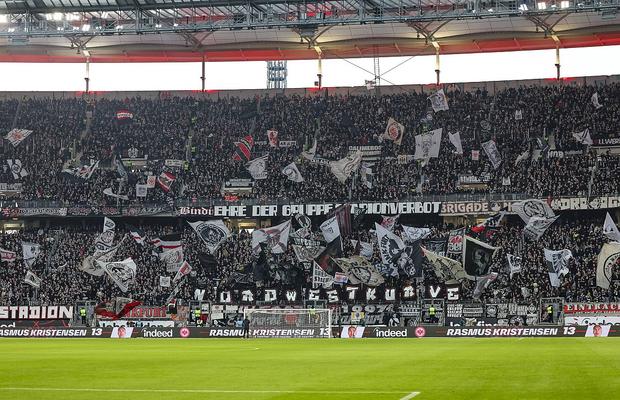 Accident grav în Bundesliga: a căzut de la tribuna superioară peste alți spectatori
