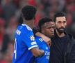 Vinicius, calmat aici de antrenorul Alvaro Arbeloa // foto: Guliver/gettyimages