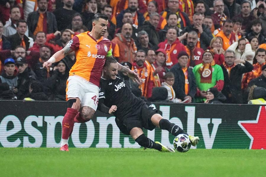 Teun Koopmeiners (dreapta) a fost printre puținii juventini care n-au dezmăgit marți la Istanbul în meciul cu Galatasaray (2-5) / Foto: Imago Admit în vestiar umilința istorică: „Ne-am dezintegrat” » Și Spalletti e dur: „Nu mai jucăm fotbal!”