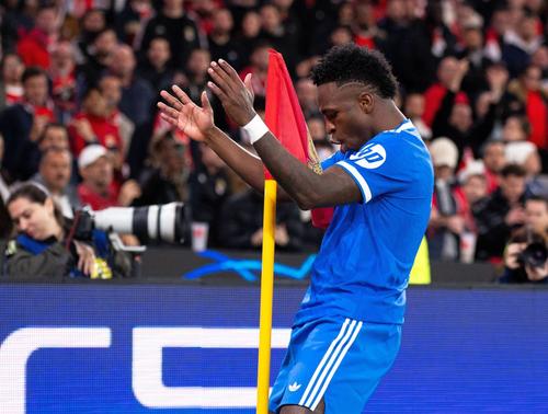 FIFA ar urma să pedepsească jucătorii care vorbesc cu mâna la gură // foto: Imago