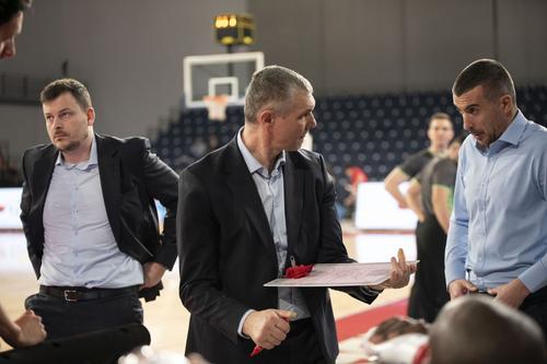 Cristian Achim (mijloc), antrenorul lui CSM Oradea/Foto: CSM Oradea