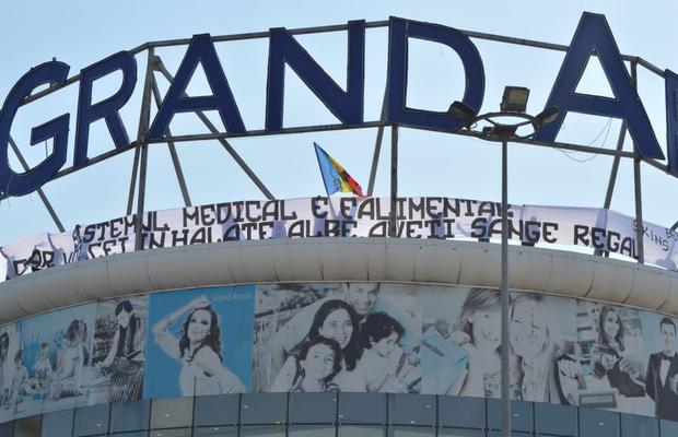 CORONAVIRUS. VIDEO Gest inedit al ultrașilor FCSB: ce a apărut scris pe un mall al Capitalei