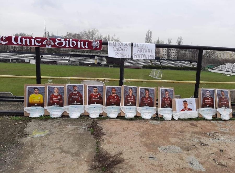 Grupul de rapidiști „Unic Sibiu” a criticat într-un mod original prestațiile giuleștenilor din ultima perioadă Cine zice că românii nu sunt inventivi? :D Fanii rapidiști le-au pus pamperși jucătorilor: „Nu vă mai c*cați pe voi, jucați fotbal pentru noi!