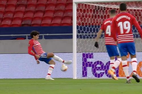 Jesus Vallejo, autogol în Molde - Granada // foto: captură @ TV Telekom Sport