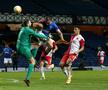 VIDEO + FOTO Intrare criminală în Rangers - Slavia Praga » Talpă direct pe fața portarului!