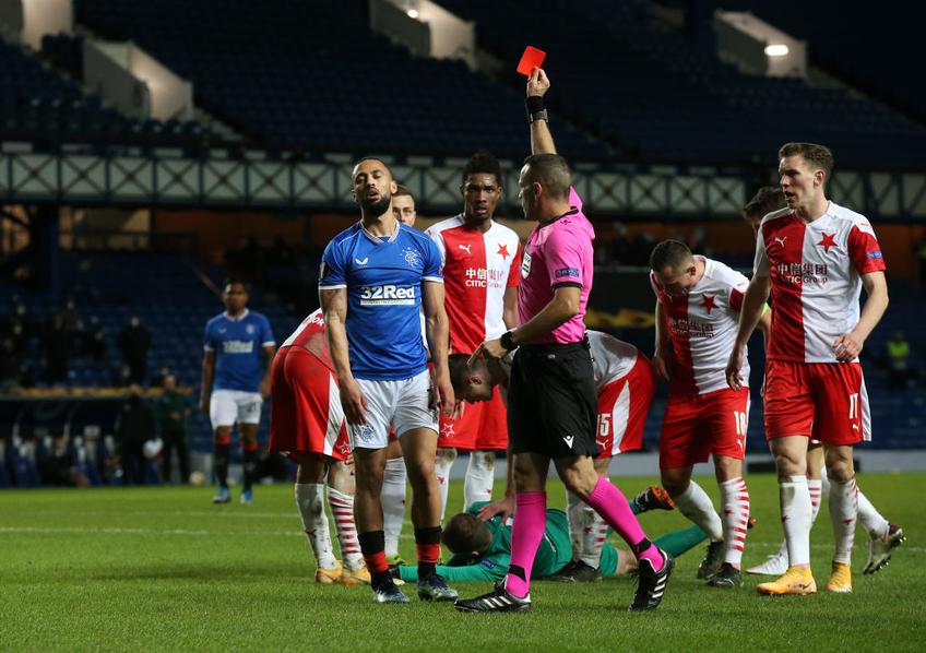 Kemar Roofe (28 de ani), atacantul lui Rangers, a fost eliminat în minutul 62 al partidei cu Slavia Praga, la scorul de 0-1, pentru o intrare brutală asupra portarului Ondrej Kolar (26 de ani).