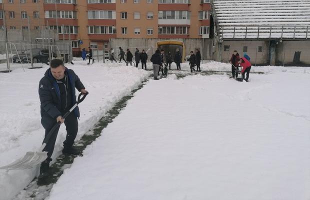 Zăpada încurcă fotbalul din ligile inferioare! Un meci, în pericol de amânare: „Suntem în prag de carantină, nu putem aduna oameni la deszăpezire”